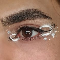 Space Eye Makeup Looks, New Years Graphic Eyeliner, Saturn Makeup Look, New Years Eyeliner, Weird Eyeliner Looks, Masculine Graphic Eyeliner, Celestial Eyeliner, Solar Eclipse Makeup, Alien Eyeliner