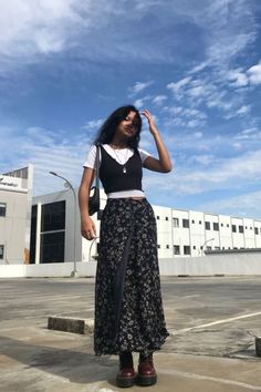 Cute and trendy floral skirt outfits that are definitely not like granny's old skirts. Printed Skirt Outfit, Floral Skirt Outfits, Skirt Outfits Aesthetic, How To Have Style, Black Skirt Outfits, Mode Hippie, Midi Skirt Outfit, Long Skirt Outfits, Maxi Skirt Outfits