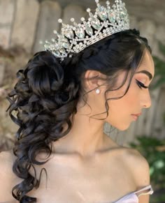 Quince Hairstyles With Tiara, Quinceanera Ponytail Hairstyles, Round Crown Hairstyle, 15 Hairstyles With Crown Bun, Quencinera Hairstyles, Sweet Sixteen Hairstyles With Tiara, 15 Hairstyles With Crown, Quincera Hairstyles