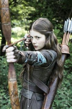 Archery Poses, Archery Aesthetic, Archery Girl, Medieval Aesthetic, The Maze Runner, Photographie Portrait Inspiration, Human Poses Reference, Medieval Clothing, Poses References