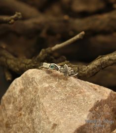 Give Her a Wedding band that is as unique as she is! This Sterling silver women's band features a stunning Emerald and a charming Maple leaf. Branch Engagement Ring, Rings Stone, Hammered Wedding Bands, Twig Engagement Ring, Dainty Wedding Ring, Hammered Silver Ring, Hammered Band, Gift For Bride, Nature Ring