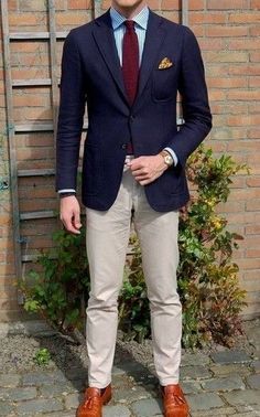 Emparejar un blazer de lana azul marino con un pantalón chino beige es una opción estupenda para un día en la oficina. Mocasín con borlas de cuero tabaco dan un toque chic al instante incluso al look más informal. Blazer For Men Wedding, Blue Blazer Outfit, Best Blazer, Striped Shirts, Slim Fit Tuxedo, Traje Casual