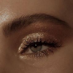 Golden Eyeshadow, Smink Inspiration, Eye Makeup Designs, Gold Makeup, Eye Makeup Art, Glitter Makeup