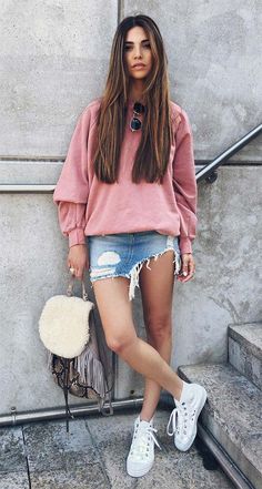 Street style look com moletom rosa. As vantagens dessa cor é que ela deixa o look feminino sem ficar romântico demais, garante aquele ar chic e ainda combina como todos os tipos de produções, das despojadas às elegantes Negin Mirsalehi, Stylish Hoodies, Fashion Blogger Style, Street Style Looks, Womens Fashion Casual, Urban Fashion, Casual Style