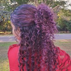 Kori Aesthetic, Light Purple Curly Hair, Dark Purple Hair Curly, Catie Core, Violet Curly Hair, Dark Purple Curly Hair, Purple Hair Curly, Purple Curly Hair, Curly Purple Hair