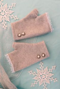 Fleece Fabric Ideas, Winter Sewing Ideas, Diy Mittens, Manset Lengan, Fleece Mittens, Christmas Sewing Patterns, Winter Sewing Projects, Winter Sewing, Diy Sy