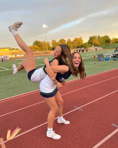 Cute Cheer Pics With Friends, Cheer Duo Pictures, Athletic Pictures, Cheerleading Picture Poses, Cheer Season, Cheer Photos, Varsity Cheer, Cheer Pics