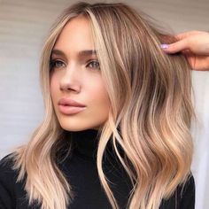 ‘Money Piece’: las nuevas mechas de moda para un extra de luminosidad Cute Blonde Hair, Spring Hair Color, Dirty Blonde Hair, Caramel Highlights, Honey Blonde Hair, Blonde Hair Looks, Long Blonde, 2020 Trends, Spring Hairstyles