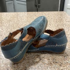 New Never Used Blue Slip-on Flats, Casual Blue Slip-on Sandals, Comfortable Blue Slip-on Flats, Comfortable Blue Flats With Round Toe, Blue Round Toe Flats For Summer, Comfortable Blue Flats, Blue Slip-on Flats With Round Toe, Casual Blue Low-top Sandals, Blue Flats With Removable Insole For Spring