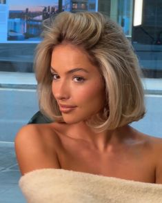 Pearl Laser Bob, Blonde 90s Bob, Bob Color Ideas, Hailey Bieber Hair Color, Volume Bob, Golden Blonde Bob, Rich Blonde, Lived In Blonde Bob, Dirty Blonde Bob