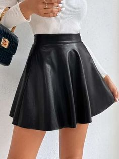 Short Black Skirt Outfit Summer Casual, Short Flare Skirt Outfit, Black Flare Skirt Outfit, Flare Skirt Outfit, Short Flare Skirt, Mini Flare Skirt, Mini Leather Skirt, Black Flare Skirt