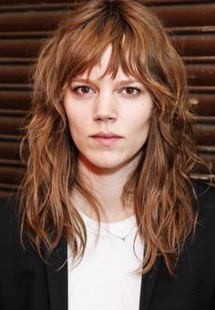 Rock Chic Hairstyles, Pineapple Hairstyle, Curly Hair Pictures, Fringe Hair, Long Shag Haircut, Curly Bangs, Curly Girl Hairstyles, Curly Hair With Bangs