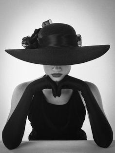 Large Hat Photoshoot, Black Hat Aesthetic, Hat Photoshoot Ideas, Women Wearing Hats, Black Hats For Women, English Women, Quiet Elegance, Somerset Maugham