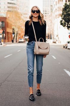 Princeton Loafer Outfit, Levis 501 Cropped Jeans Outfit, Levis 501 Street Style, Princeton Gucci Mules Outfit, Princeton Mules Outfit, Levi 501 Cropped Jeans Outfit, Black Casual Shoes Women, Gucci Princetown Slipper Outfit, Levis 501 Cropped Outfit