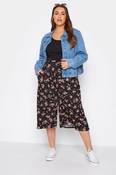 Plus Size Black Ditsy Floral Jersey Culottes | Yours Clothing Plus Size Summer Outfits Curvy Fashionista, Tshirt Outfit Summer, Early 2000s Outfits, Plus Size Palazzo, Culottes Outfit, Plus Size Wide Leg, Hot Summer Outfits, Summer Outfits Curvy, Size 16 Women