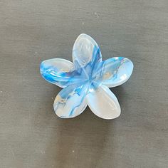 This Is A Blue, White, And Brushed Gold Marbled Plumeria Hair Clip. - Measures: 3" X 2.5" X 1.5" - Holds A Significant Amount Of Hair - Additional Plumeria Clips Available In Boutique Join My Live Shows On Wednesdays And Sundays To See Headbands And Other Unlisted Hair Accessories! From A Smoke-Free, Pet-Free Home. Hawaiian Hairstyles, Womens High Heels, Royal Blue, Hair Clips, Blue And White, Hair Accessories, Women Accessories, White Gold, Hair