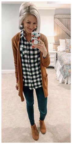 Women’s Casual Work Wear, Plaid Fashion 2023, Fall Clothes Casual, Teacher December Outfits, Rustic Outfit For Women Casual, Bon Fire Outfit Women, Flannel Work Outfit Business Casual, Popular Fashion Trends 2023, Fall Fashion For Women In Their 40's