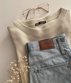 Flat Lay Photography Clothing, Outfit Flatlay, Clothes Layout, Flat Lay Photography Fashion, Flatlay Clothes, Bad Room, Sunday Outfit, Clothing Displays