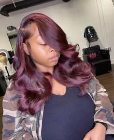 𝒇𝒐𝒍𝒍𝒐𝒘 𝒎𝒚 𝒇𝒍𝒊𝒄𝒌𝒔 𝒑𝒂𝒈𝒆 @𝒅.𝒆𝒂𝒅𝒕𝒓𝒐𝒍𝒍𝒛 Quickweave With Curls, Burgundy Side Part, Side Part Quickweave, Hairstyles For Summer, Diy Hairstyle, Hair Colorful, Beautiful Black Hair, Hair Business