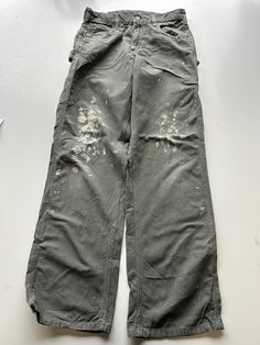 Mens Carhartt Baggy Carpenter Workwear Trouser / Pants 1990s vintage  Baggy Fit  Zip Fly  Green  Waist 30 inch Leg Length 32 inch **Sizes are exact measurement of the jean and may differ from the tag size** Please note due to the nature of these being workwear jeans there will be cool signs of fraying / paint and fading marks. All adding to the character of the piece** Item in great workwear condition overall Pantalon Carhartt, Mens Carhartt, Workwear Jeans, Workwear Trousers, Trouser Pants, Baggy Fits, Jeans Pants, Short Pants, Fashion Inspo Outfits