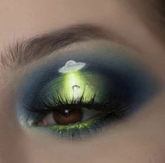 Alien Eyeshadow Looks, Alien Themed Makeup, Alien Aesthetic Makeup, Alien Eyeliner, Alien Inspired Makeup, Space Eye Makeup, Astronaut Makeup, Alien Eye Makeup, Space Themed Makeup