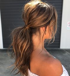 1,262 gilla-markeringar, 25 kommentarer - Emma Chen (@emmachenartistry) på Instagram: "I used a mixture of @urban_tribe_au sea salt spray , dry shampoo and firm hair spray to create…" Messy Ponytail Hairstyles, A Ponytail, Medium Length Hair, Great Hair, Length Hair, Ponytail Hairstyles