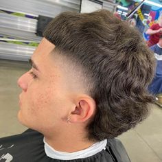 Mullet Hairstyle Men Long Hair, Haircut Men 2020, Burst Fade Mullet, Hawaii Hairstyle, Fade Haircut Curly Hair, Low Taper Fade Haircut, Taper Fade Curly Hair, Mullet Fade, Undercut Fade