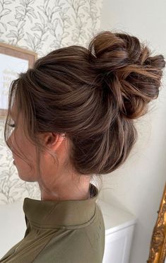 High Upstyles For Medium Hair, Braidsmaid Hairdo, Curled Hairstyles Updo, High Updos For Medium Length Hair, Updo 2022, High Updo Wedding, Upstyle Hairstyles, Updo Messy, Curly Updos