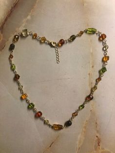 Bead Necklace Inspo Aesthetic, Making Necklaces Aesthetic, Beaded Diy Necklace, Fall Bead Necklaces, Autumn Accessories Jewelry, Fall Necklaces Diy, Fall Themed Jewelry, Autumn Jewelry Aesthetic, Hand Made Necklaces