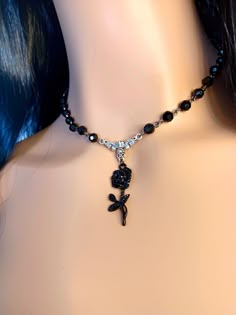 Gothic style Black Rose beaded chain necklace choker. Crafted with meticulous attention to detail, this choker features an intricate and elegant design that exudes both charm and darkness. The black finish adds a touch of sophistication, while the gothic-inspired motifs lend an air of mystique to your ensemble. The most unique jewelry you can find, perfect gift for you and your loved one. We also can add a gift message with your purchase! Just drop us a message or add a note when you check out. Chain Rosary, Homemade Necklaces, Black Beaded Necklace, Beaded Chain Necklace, Feminine Necklace, Wedding Rose, Goth Earrings, Necklace Gothic