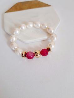 Pulsera con perlas naturales grandes y piedra calcedononia fucsia. El tamaño lo puedo adaptar a tu gusto. Solo déjame un mensaje. Pink Pearl Jewelry With Natural Stones, Chalcedony Stone, Pearl Bracelet, Leave Me, Jewelry Bracelets, Etsy Accessories, Beaded Bracelets, Germany, Electronic Accessories