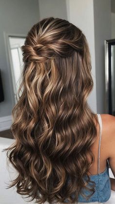 Hair Braid For Wedding, Wedding Hairstyles For Long Hair Redhead, Wavy Hair Down Styles, Hairstyle Ideas For Bridesmaids, Trending Hairstyles Long Hair, Wavy Hairstyle Wedding, Bridesmaid Wavy Hairstyles, Medium Length Waves Wedding, Western Bridesmaid Hairstyles