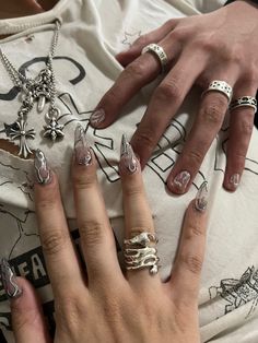 Couples matching nails metallic alt style gothic y2k style Chrome Nails Silver, Metallic Nails Design, Silver Nail Designs, Mens Nails, Chrome Nails Designs, Metallic Nails, Nail Swag, Homecoming Nails