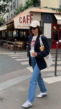 European Sneakers Street Styles, Casual Chic Sneakers Outfit, Woden Sneaker Outfit, European Spring, Looks Adidas, Celana Fashion, Adidas Samba Outfit, Trainers Outfit, Samba Outfit