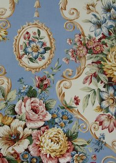 a blue and white floral wallpaper with many flowers on it's side,