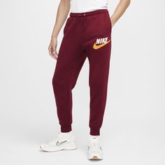 Made with a slightly roomy fit, these lightweight fleece joggers from our Nike Club collection give you the familiar feel you love, with a little extra space to lounge. To look and feel your best, pull them on with the matching Club Fleece hoodie and your favorite Nike sneakers. Nike Joggers Red, Nike Club Fleece, Jean Hat, Team Red, Red Team, Mens Club, Fleece Joggers, Mens Fleece, Mens Activewear