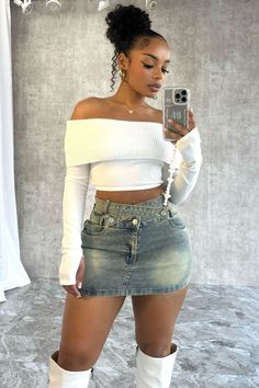 denim mini skirt with long sleeved off shoulder crop top Look Legging, Effortlessly Chic Outfits, Looks Black, Looks Street Style, Tic Tac Toe, White Boots, Looks Chic, Dressy Outfits