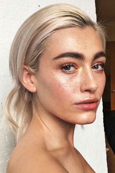 Skin Highlighter, Dark Eyebrows, Dark Brows, White Blonde Hair, Makeup For Blondes, Beauty Make-up, Super Hair, Dewy Skin, Auburn Hair