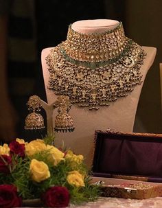 Pinterest: @pawank90 Bride Necklace Wedding, Bridal Jewellry, Rajputi Jewellery, Indian Jewelry Earrings, Indian Bridal Jewelry Sets, Bride Necklace