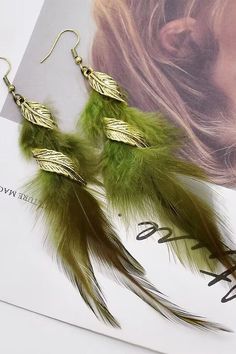 Boho vintage style with colorful feather tassel dangle drop earrings，Perfect for adding a pop of color to any outfit，Ideal for all-day wear，Surprise your friends and family with these unique earrings Boho Vintage Style, Vintage Boho Fashion, Vintage Chain, Colorful Feathers, Feather Pendant, Boho Vintage, Earring Sale, Retro Color, Feather Earrings