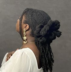 half up half down loc petal bun Pin Curl Locs, Low Bun Locs, Wedding Hairstyles Locs, Lox Hairstyles, Wedding Locs Hairstyles, Half Up Half Down Locs, Loc Petal Bun, Locs Wedding, Wedding Loc Styles