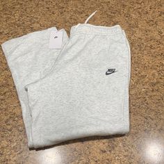 Nwt Nike Mid Rise Sweatpants Standard Fit 1x Heather Gray & Black Plus Size Casual Gray Nike Joggers, Nike Gray Cotton Joggers, Nike Gray Cotton Sweatpants, Nike Casual Gray Bottoms, Nike Gray Pants For Loungewear, Nike Gray Loungewear Pants, Nike Sweatpants Outfit, Nike Fleece Sweatpants, Pinterest Wishlist