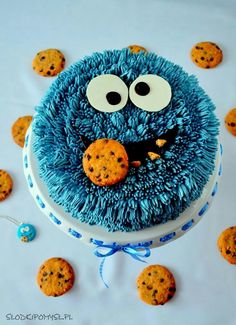 a cookie monster cake with cookies around it