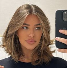 Balayage Layered Bob, Bronde Haircolor 90s, Darker Blonde Short Hair, Bronde Layered Hair, Short Golden Brown Hair, Brunette Hair With Blonde Face Framing, Dark Eyebrows Light Hair, Dirty Blonde Shoulder Length Hair, Dark Blonde Long Bob