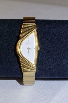 Vintage Gold Watch, Vintage Watches Women, Jewelry Accessories Ideas, Money Aesthetic, Classy Jewelry, Jewelry Lookbook, Stacked Jewelry, Old Money Aesthetic