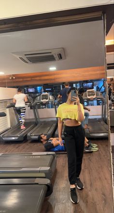 Mirror Selfie Women, Gym Mirror Selfie, Princess Cut Blouse Design, Gym Mirror, Delhi Metro, Gym Mirrors, Nightclub Aesthetic, Feminine Energy Aesthetic, Selfie Aesthetic