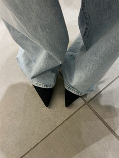 Pointed Boots And Jeans, Heels And Jeans Aesthetic, Baggy Jeans Pointy Heels, Jeans And Pointy Heels Outfits, Pointed Heels With Jeans, Jeans Pumps Outfit, Black Pointed Heels Outfit, Ootd Soiree, Pointy Shoes Outfit