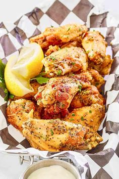 Wings Lemon Pepper, Crispy Fried Chicken Wings, Lemon Pepper Sauce, Pepper Sauce Recipe, Lemon Pepper Wings, Chicken Shawarma Recipe, Chicken Wing Sauces, Shawarma Recipe, Crispy Wings