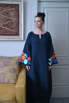 Blue Dress With Flowers, Deep Blue Dress, Embroidered Linen Dress, Kurta Embroidery, Design Kurta, Kaftan Designs, Dress With Flowers, Marine Uniform, Mode Abaya