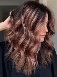 Discover 30 stunning fall hair colors, from rusty red to deep teal, perfect for adding warmth and style to your look this season. Rose Gold High Lights, Hair Color Rose Gold Brown, Rose Gold Highlights Brunette, Warm Brown Hair With Highlights, Rose Gold Brown Hair, Fall Hair Colors For Brunettes, Rose Brown Hair, Trendy Highlights, Rose Gold Hair Brunette